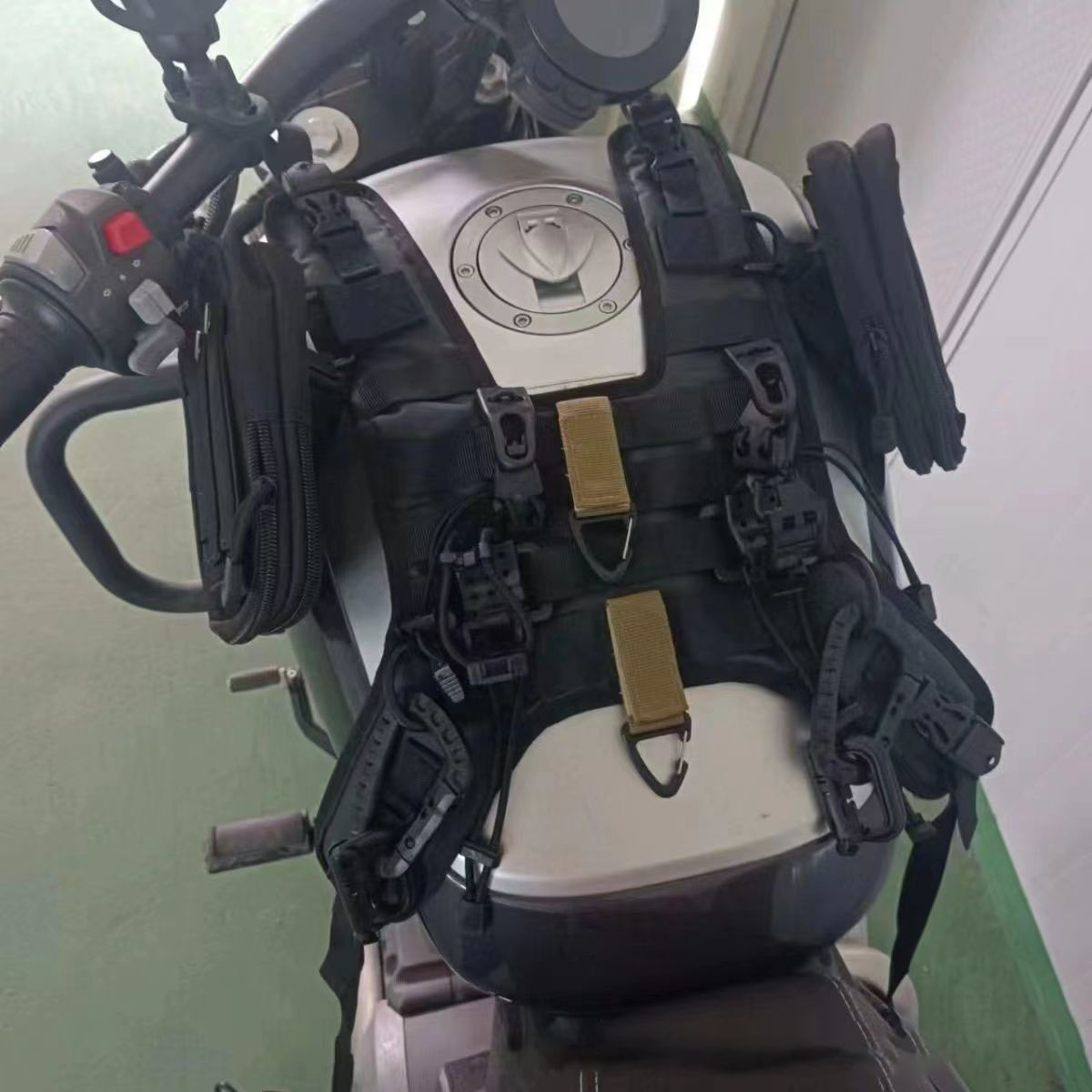 Universal Fuel Tank Vest Set R - đánh giá và giá Motorcycle Gear Backpack
